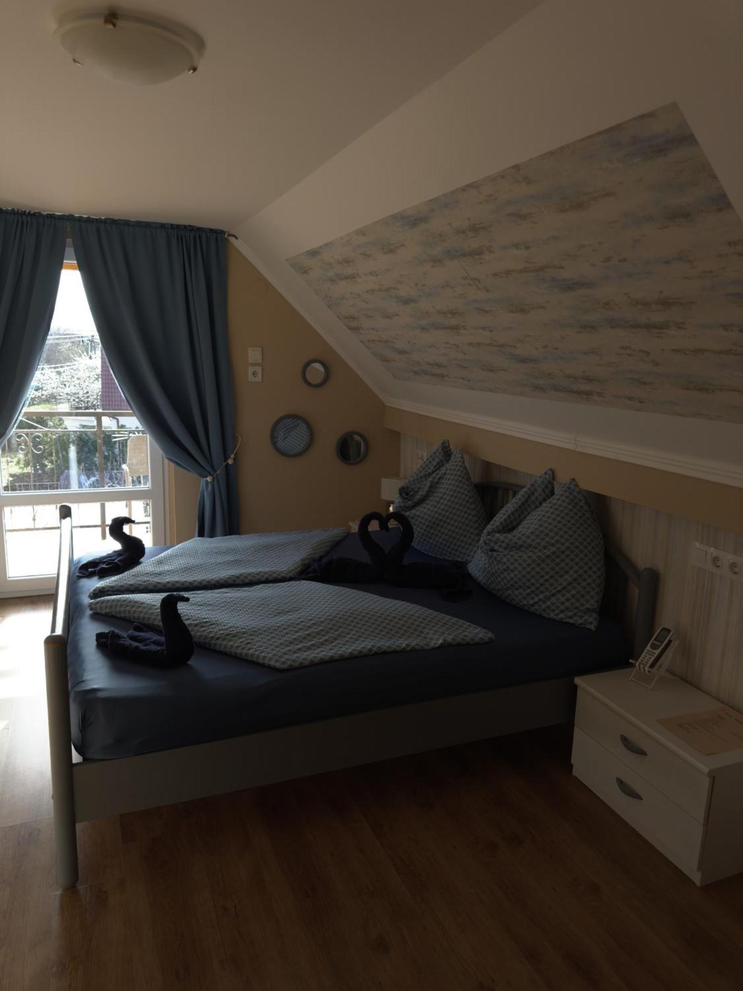 Rózsa Apartman 2 Alsóörs Szoba fotó